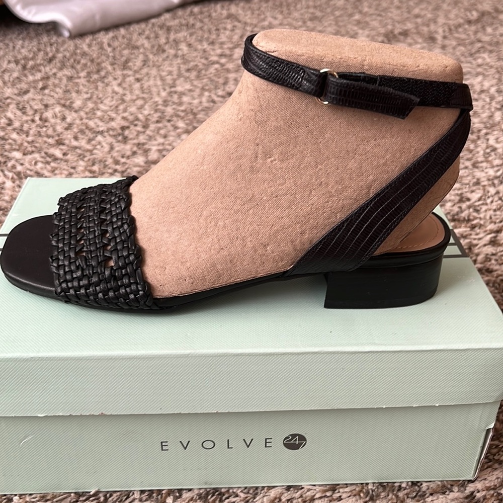 New in Box - Easy Spirit Evolve Ingrid 2. Black, size 6.5